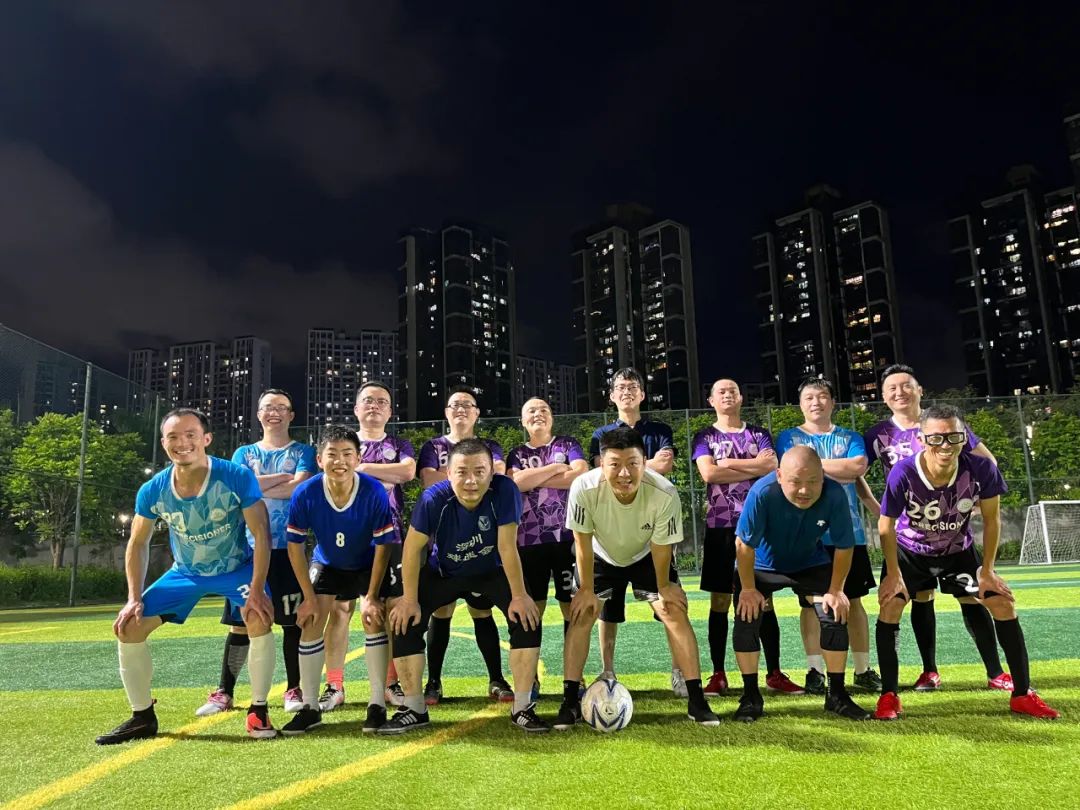 品成足球隊員們風(fēng)雨無阻，協(xié)同共進(jìn)